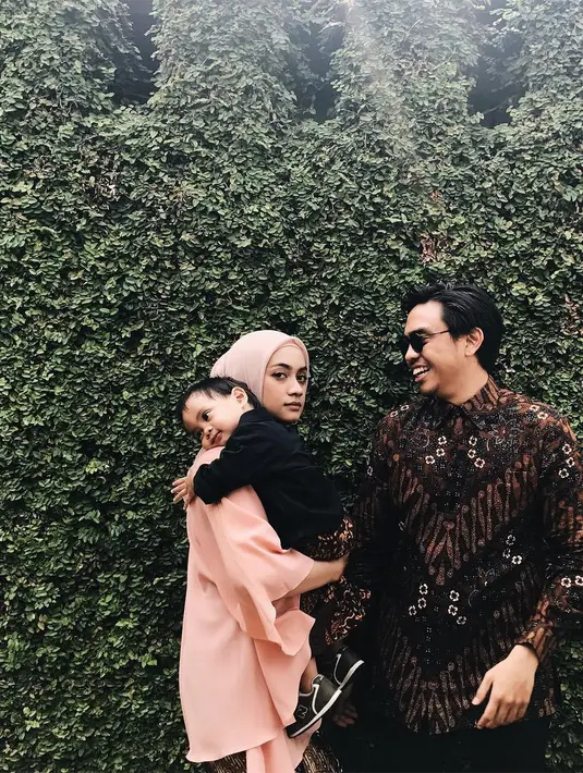 "Nanti kalau sudah bisa komunikasi nanti kita ajarkan berbagi ke manusia, sama teman-teman panti asuhan dan lain sebagainya. Awalnya gitu dulu saja," tutur Ayudya Bing Slamet. (Instagram/ayudiac)