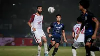 Bek PSM, Yuran Fernandes, saat bertanding melawan Arema FC dalam lanjutan BRI Liga 1 2022/2023, Sabtu (20/8/2022). (Bola.com/Iwan Setiawan)
