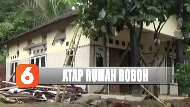 Atap rumah warga di Kabupaten Ciamis, Jawa Barat, roboh karena pergerakan tanah.