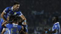 Para pemain Persib merayakan gol ke gawang Mitra Kukar pada laga leg kedua semi final Piala Presiden di Stadion Si Jalak Harupat, Bandung, Sabtu (10/10/2015). (Bola.com/Vitalis Yogi Trisna)
