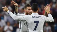 Dua pemain Real Madrid, Sergio Ramos (kiri) dan Cristiano Ronaldo (kanan). (AFP/Gerard Julien)