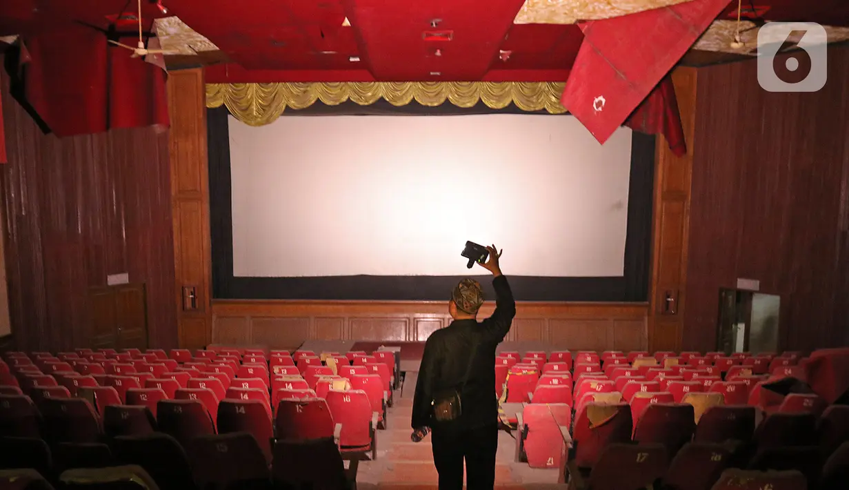 Kondisi Atoom Theatre di kawasan Citeureup Kabupaten Bogor, Jawa Barat, Rabu (30/10/2019). Bioskop yang terbengkalai dari 1998 rencananya akan dijadikan pemutaran film karya sineas muda Joko Anwar dengan judul Perempuan Tanah Jahanam. (Liputan6.com/Herman Zakharia)
