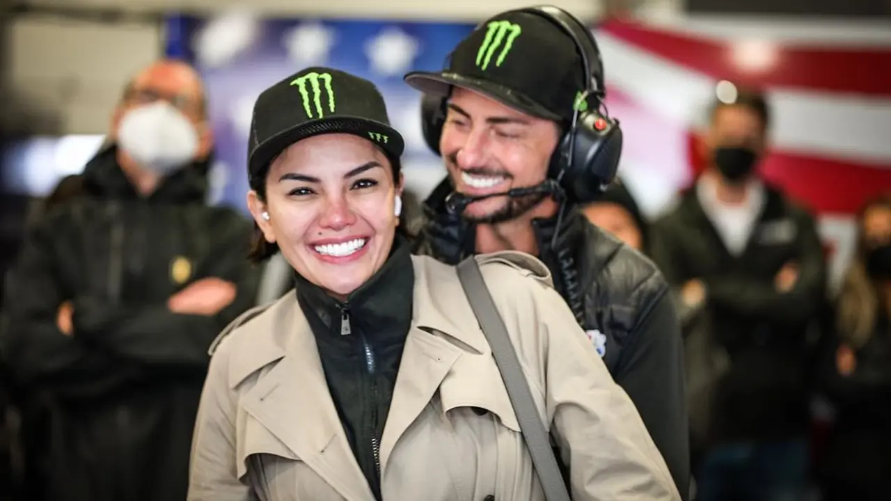 6 Potret Nikita Mirzani dan John Hopkins, Mantan Pembalap MotoGP yang Diduga Pacar Barunya