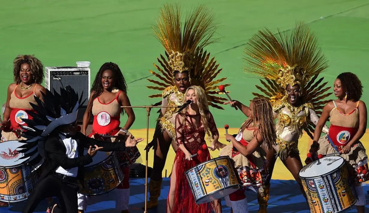 Sejumlah penari tradisional dan musisi lokal mengiringi atraksi penutupan Piala Dunia 2014 di Stadion Macarana, Brasil, Senin (14/7/14). (AFP PHOTO/GABRIEL BOUYS)