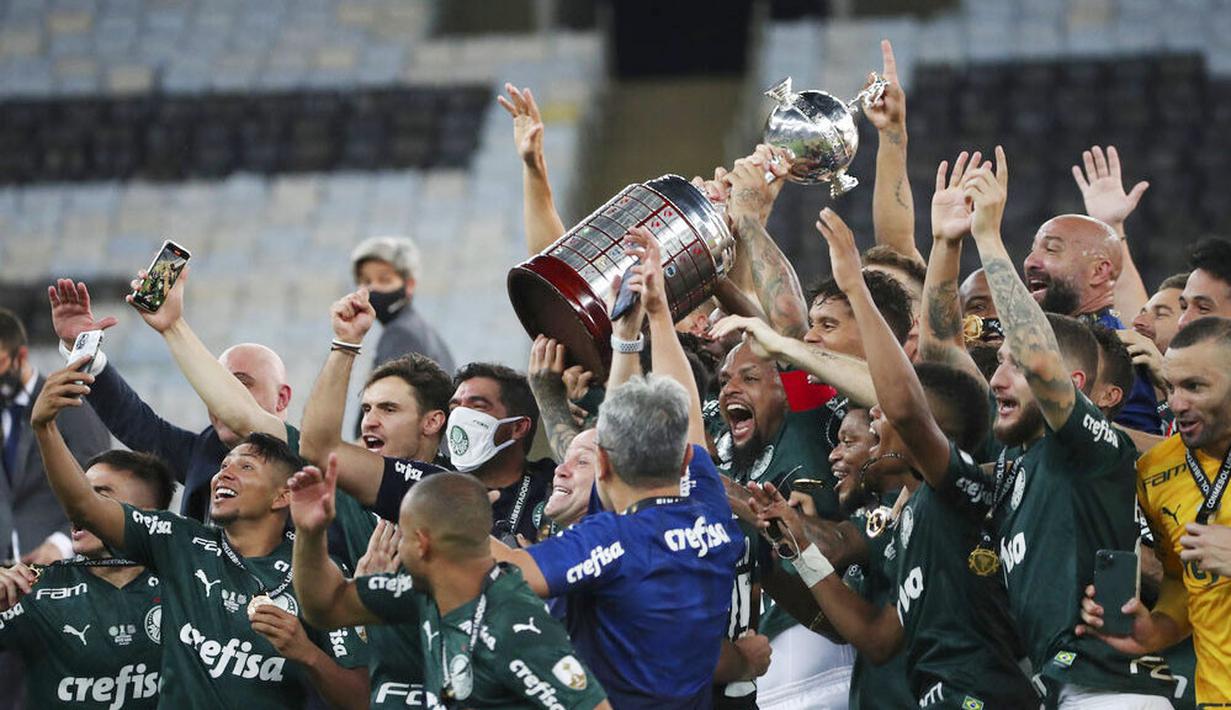 Pemain Palmeiras melakukan selebrasi usai menjuarai Copa Libertadores di Stadion Maracana, Minggu (31/1/2021). Palmeiras menang 1-0 atas Santos. (Ricardo Moraes/Pool via AP)