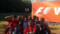  Rio Haryanto menyempatkan waktu menyapa fansnya yang datang langsung dari Indonesia.