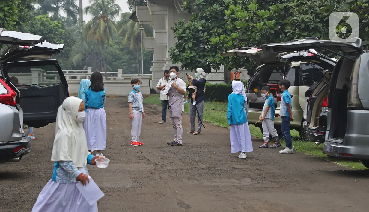 Suasana  Drive in Learning (DRIL) dengan konsep pembelajaran di ruang terbuka di Jakarta, Senin (5/4/2021). Pembelajaran tatap muka terbatas sebagai bentuk inovasi dan adaptasi dibidang pendidikan saat pandemi Covid-19 masih terjadi. (Liputan6.com/Herman Zakharia)