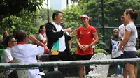 Menpora Imam Nahrawi berbincang dengan para atlet tenis di Lapangan Tenis Hotel Sultan, Jakarta.