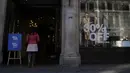 Seorang perempuan muda memasuki toko yang mengiklankan obral di Regent Street di London, Rabu (16/11/2022).  Inflasi Inggris menembus 11,1 persen pada bulan Oktober 2022 dan mencapai rekor tertinggi sepanjang 41 tahun. (AP Photo/Alastair Grant)