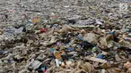 Tumpukan sampah terlihat di pinggir laut kawasan Pelabuhan Muara Baru, Jakarta Utara, Senin (29/7/2019). Sampah-sampah yang didominasi oleh sampah plastik ini terbawa arus laut yang dibuang masyarakat secara sembarangan. (Liputan6.com/Johan Tallo)