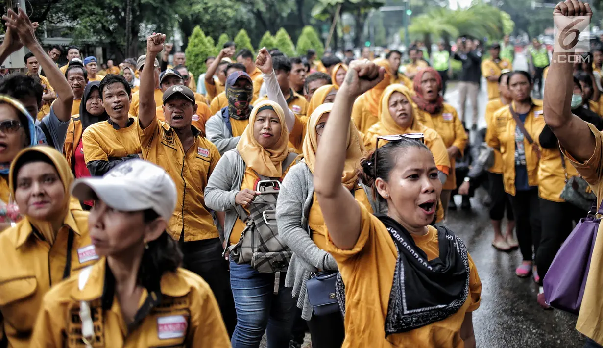 Massa dari kader dan simpatisan Partai Hanura berdemonstrasi di depan kantor KPU RI, Jakarta, Senin (21/1). Mereka menuntut dimasukkannya nama Oesman Sapta Odang (OSO) dalam daftar calon tetap (DCT) anggota DPD RI 2019. (Liputan6.com/Faizal Fanani)