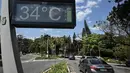 Sebuah jam menunjukkan suhu 34 derajat celsius di Sao Paulo, Brasil pada tanggal 23 Agustus 2023. (Nelson ALMEIDA / AFP)