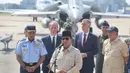 Presiden Prabowo Subianto memberi keterangan usai menyerahkan sejumlah Alat Utama Sistem Senjata (Alutsista) strategis ke TNI di Pangkalan Udara (Lanud) Halim Perdanakusuma, Jakarta, Senin (18/5/2026). (merdeka.com/Arie Basuki)