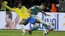 Bek Brasil, Marcelo, berebut bola dengan bek Jerman, Joshua Kimmich, pada laga persahabatan di Stadion Olympiastadion, Berlin, Selasa (27/3/2018). Jerman takluk 0-1 dari Brasil. (AP/Michael Sohn)