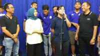 Sekjen PSSI, Ratu Tisha merayakan ulang tahun bersama pengurus PSCS Cilacap. (Bola.com/Vincentius Atmaja)