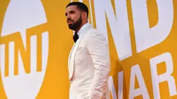 Pembawa acara yang juga seorang musisi, Drake, berpose saat melintasi karpet merah NBA Awards 2017 di Basketball City, New York, Senin, (26/6/2017). (NBAE via Getty Images/Jesse D Garrabrant)