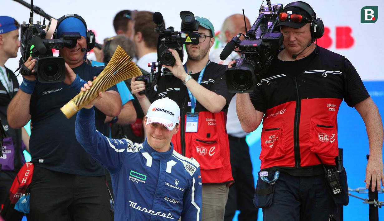 <p>Pembalap Maserati MSG Racing, Maximilian Gunther merayakan kemenangan pada balapan Jakarta E-Prix 2023 Round-11 yang berlangsung di Jakarta International E-Prix Circuit (JIEC), Ancol, Jakarta, Minggu (04/06/2023). (Bola.com/Bagaskara Lazuardi)</p>