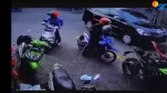 Aksi pelaku dilihat korban dari layar CCTV. Sri Lestari, sang korban pun langsung keluar mengejar pelaku bersama warga.