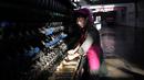 Seorang pekerja wanita memilah kepompong ulat sutra di Kim Jong Suk Silk Mill, Pyongyang, Korea Utara (6/1). Pabrik ini mampu menghasilkan benang sutra sebanyak 200 ton. (AP Photo/Wong Maye-E)
