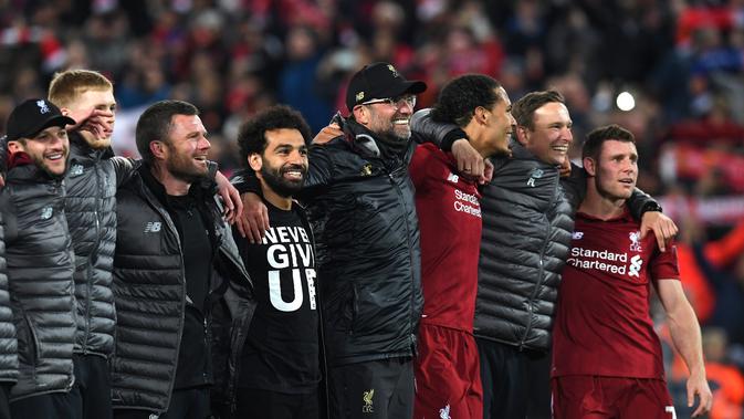 Manajer Liverpool, Jurgen Klopp (bertopi), berselebrasi bersama para pemain setelah mengalahkan Barcelona pada leg kedua semifinal Liga Champions, di Anfield, Rabu (8/5/2019) dini hari WIB. (AFP/Paul Ellis)