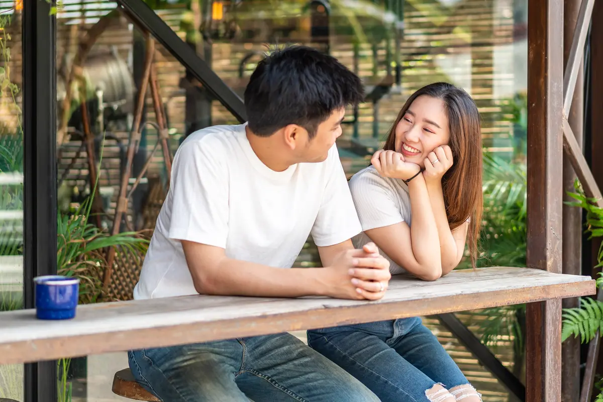 perempuan dan pasangan 3 mei kaos putih