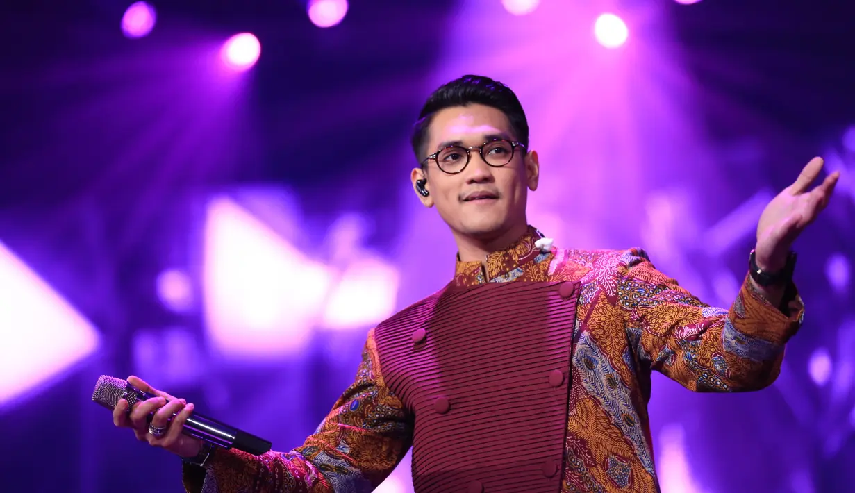 “Kalo saya sih gak muluk, saya mau jadi pribadi yang lebih baik aja. Ketika kita jadi baik pasti yang lain ngikut, maksudnya dari kerjaan segala macamnya. Maksimalin aja tiap harinya,” ucap Afgan (11/1). (Adrian Putra/Bintang.com)