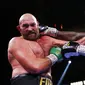 Deontay Wilder (kanan) dan Tyson Fury bertukar pukulan pada pertandingan tinju kelas berat WBC di T-Mobile Arena, Las Vegas, Nevada, Amerika Serikat, 9 Oktober 2021. Tyson Fury mempertahankan sabuk juara dunia tinju kelas berat WBC usai mengalahkan Deontay Wilder di ronde 11.(AP Photo/Chase Stevens)