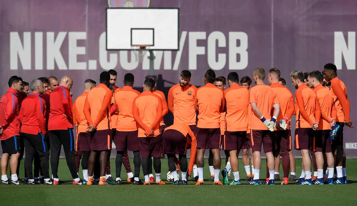 Pelatih Barcelona, Ernesto Valverde (tengah) memberi arahan kepada anak asuhnya saat berlatih di Pusat Olahraga Joan Gamper, Sant Joan Despi, Barcelona, Selasa (3/4). (LLUIS GENE/AFP)