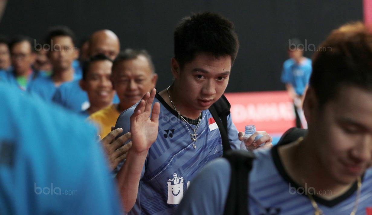 Kevin Sanjaya/Marcus Gideon disapa fans usai menang atas Rian Agung/Hendra Setiawan pada babak kedua Daihatsu Indonesia Master 2018 di Istora Senayan, Kamis (25/1/2018). Kevin/Marcus menang 21-16 23-2.1 (Bola.com/Nick Hanoatubun)