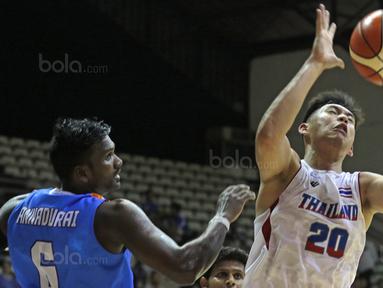 Pemain Thailand, Naratip Boonserm (kanan) saat berebut bola dengan pemain India, Aravind Annadurai pada laga test event Basket Asian Games 2018 di Hall A Senayan, Jakarta, Rabu (7/2/2018). Thailand  menang 79-72. (Bola.com/Nicklas Hanoatubun)