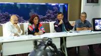 Menteri Kelautan dan Perikanan Susi Pudjiastuti (dua dari kiri) dan Wakil Kepala Staf TNI Angkatan Laut (Wakasal) Laksamana Madya Achmad Taufiqoerrochman (dua dari kanan). (Liputan6.com/Nafiysul Qodar)