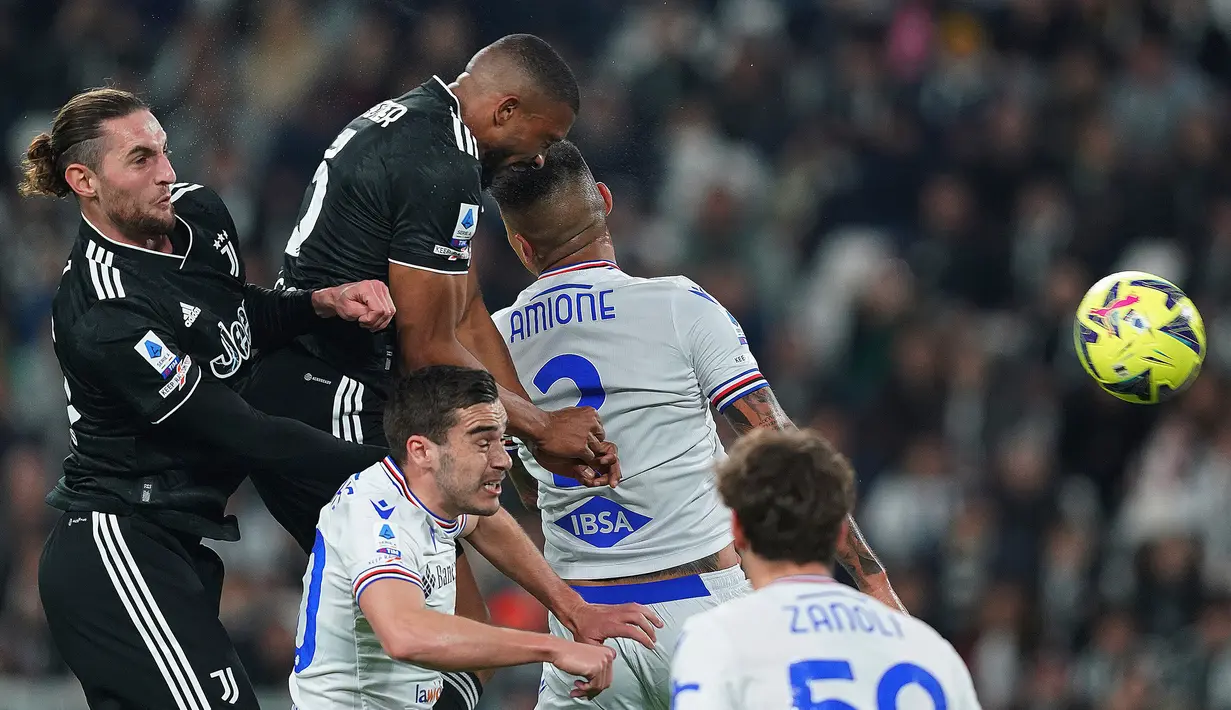Pemain Juventus Glesison Bremer (tengah kiri) menyundul bola saat melawan Sampdoria pada pertandingan sepak bola Serie A Liga Italia di Juventus Stadium, Turin, Italia, 12 Maret 2023. Juventus mengalahkan Sampdoria dengan skor 4-2. (Spada/LaPresse via AP)