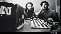 Steve Jobs (kanan) dan Steve Wozniak dengan sebuah Apple I pada 1976 (Foto: Bloomberg)