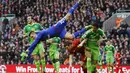 Kiper Sunderland, Vito Mannone, terjatuh saat mengamankan gawangnya dari serangan pemain Liverpool. Hingga babak pertama usai kedua tim masih bermain imbang 0-0. (Reuters/Phil Noble)