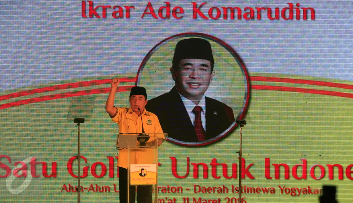 Politisi Partai Golkar yang juga Ketua DPR, Ade Komarudin, membacakan ikrar sebagai bakal calon Ketua Umum Partai Golkar di kota Yogyakarta, Jumat (11/3). Ade membacakan lima poin ikrar yang disebutnya sebagai ikrar Pancakarsa. (Foto: Boy Harjanto)