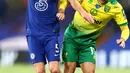 Gelandang Chelsea, Jorginho berebut bola dengan pemain Norwich City, Emi Buendia  pada pertandingan lanjutan Liga Inggris di Stamford Bridge, London, Inggris (14/7/2020). Chelsea menang tipis 1-0 atas Norwich. (AP Photo/Julian Finney,Pool)