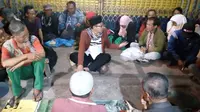 Wali Kota Malang, Sutiaji, duduk di tengah - tengah para gelandangan di kawasan Pasar Besar (Liputan6.com/Zainul Arifin)