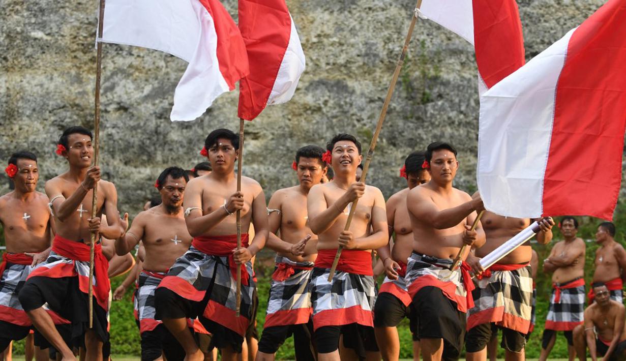 Para penari menampilkan tarian tradisional dalam perayaan memperingati Hari Ulang (HUT) ke-78 Republik Indonesia di Taman Budaya Garuda Wisnu Kencana, Jimbaran, Bali, Kamis (17/8/2023). (SONNY TUMBELAKA/AFP)