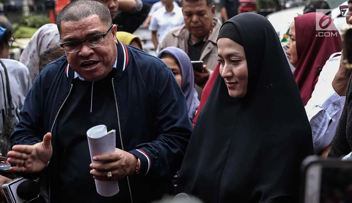 Lyra Virna dan kuasa hukumnya, Razman Arief Nasution tiba di Ditreskrimsus Polda Metro Jaya, Jakarta, Kamis (22/3). Lyra memenuhi panggilan terkait statusnya sebagai tersangka kasus pencemaran nama baik sebuah travel umrah. (Liputan6.com/Faizal Fanani)