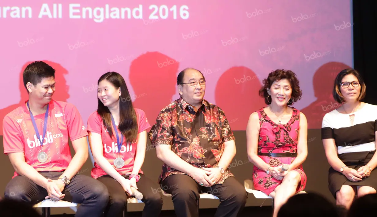 Praveen Jordan dan Debby Susanto Juara Ganda Campuran All England 2016 bersama orangtua  mengikuti sesi tanya jawab saat acara penghargaan dan bonus dari PB Djarum di Plasa Senayan, Jakarta, Selasa (22/3/2016). (Bola.com/Nicklas Hanoatubun)