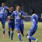 Ahmad Jufriyanto (ketiga dari kiri) merayakan gol pertama  yang dicetaknya ke gawang Sriwijaya FC dalam Final Piala Presiden 2015 di Stadion Utama Gelora Bung Karno, Jakarta, Minggu (18/10/2015). (Bola.com/Vitalis Yogi Trisna)