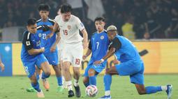 Pemain Timnas Indonesia, Thom Haye (tengah) berusaha melewati kepungan pemain Filipina pada laga terakhir Grup F putaran kedua kualifikasi Piala Dunia 2026 Zona Asia di Stadion Utama Gelora Bung Karno (SUGBK) Senayan, Jakarta, Selasa (11/6/2024). (Bola.com/M Iqbal Ichsan)