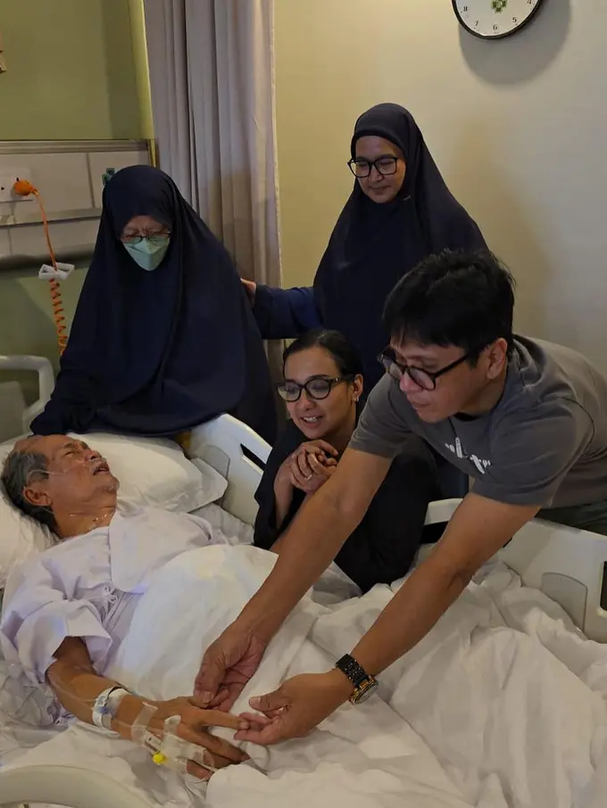 Potret Shahnaz Haque dan Gilang Ramadhan Jenguk Kakek di Rumah Sakit, Banjir Doa dari Netizen
