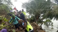 Emak-emak panik saat tembus sisa longsor yang menutupi jalan poros trans sulawesi di Kabupaten Majene, Sulsel (Liputan6.com/ Eka Hakim)