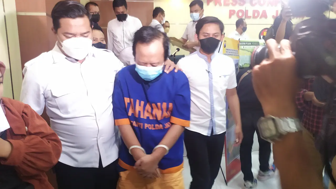 Polda Jatim menangkap MA (46) Dirut PT Developer Properti Indoland. (Dian Kurniawan/Liputan6.com)
