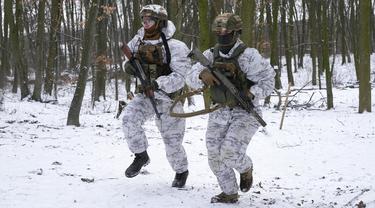 FOTO: Ancaman Invasi Rusia, Warga Ukraina Bergabung dengan Tentara Cadangan