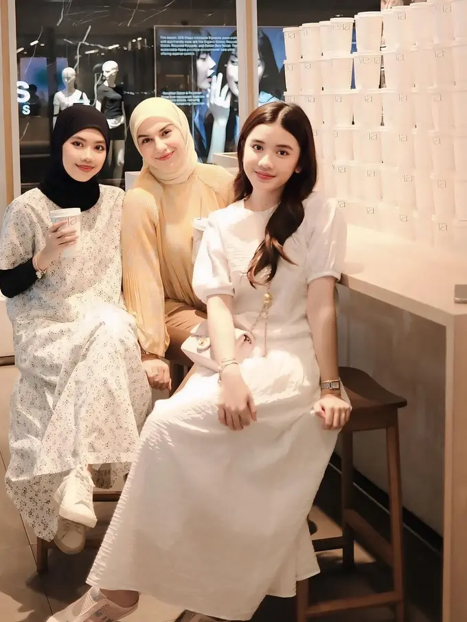 Gaya Stylish Irish Bella Saat Liburan Perdana Bareng Anak Sambung di Thailand