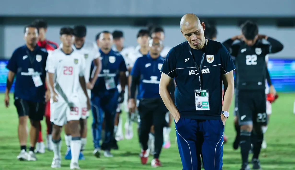 Hasil ini menjadi catatan penting bagi pelatih Nova Arianto menjelang persiapan menuju Piala Asia U-17 2026. Tampak dalam foto, pelatih Timnas Indonesia U-17, Nova Arianto tertunduk usai memimpin tim asuhannya bertanding melawan China dalam laga uji coba di Indomilk Arena, Tangerang, Banten, Minggu (8/2/2026). (Bola.com/M Iqbal Ichsan)