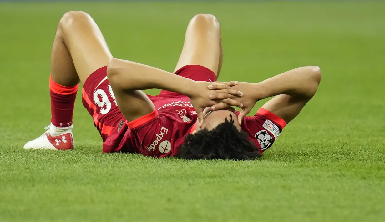 Reaksi pemain Liverpool Trent Alexander-Arnold pada akhir pertandingan sepak bola final Liga Champions antara Liverpool dan Real Madrid di Stade de France, Saint Denis, Prancis, 28 Mei 2022. Real Madrid mengalahkan Liverpool 1-0. (AP Photo/Manu Fernandez)