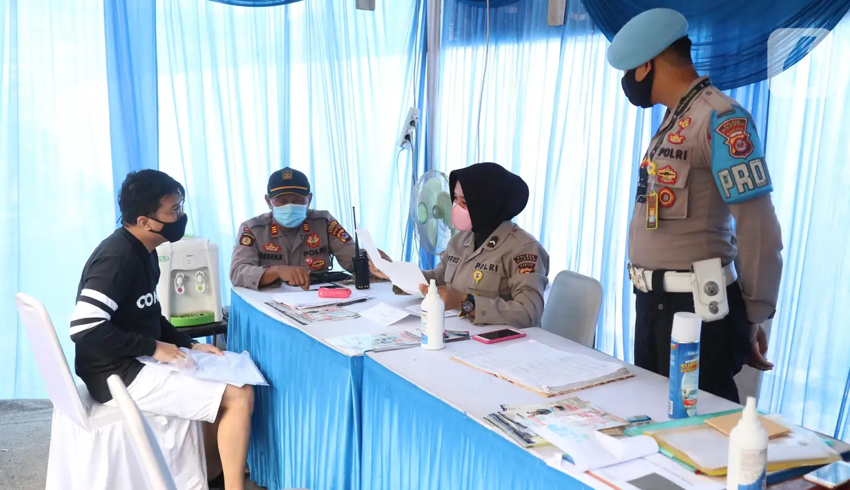 Penumpang yang akan menyeberang dengan kapal ferry menjalani pemeriksaan dokumen di Pelabuhan Merak, Banten, Senin (18/5/2020). Penumpang harus memenuhi sejumlah persyaratan ketat mencakup standar kesehatan dan verifikasi dokumen guna memutus rantai penyebaran COVID-19. (Liputan6.com/Angga Yuniar)